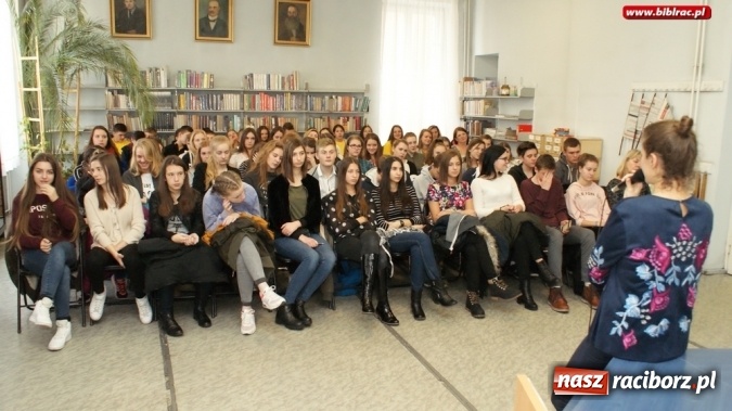Zdjęcie w galerii na portalu naszraciborz.pl: Aktorka Monika Mrozowska spotkała się z uczniami w bibliotece  wiadomości z regionu