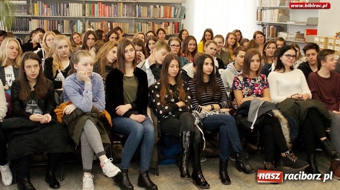 Zdjęcie w galerii na portalu naszraciborz.pl: Aktorka Monika Mrozowska spotkała się z uczniami w bibliotece  wiadomości z regionu