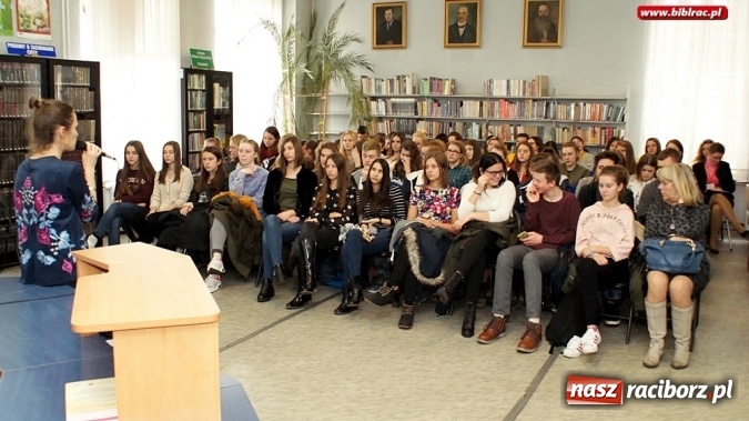Zdjęcie w galerii na portalu naszraciborz.pl: Aktorka Monika Mrozowska spotkała się z uczniami w bibliotece  wiadomości z regionu