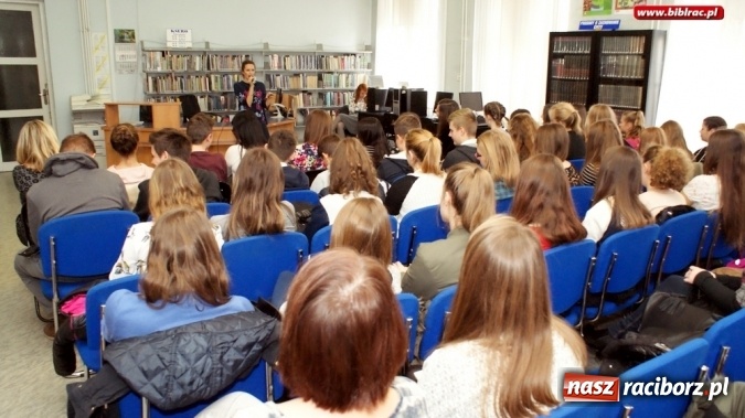 Zdjęcie w galerii na portalu naszraciborz.pl: Aktorka Monika Mrozowska spotkała się z uczniami w bibliotece  wiadomości z regionu