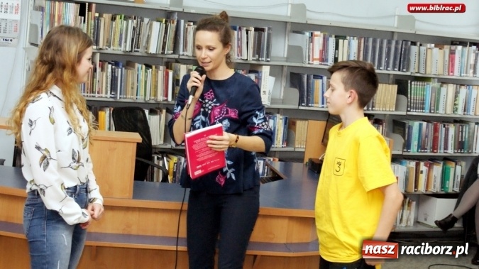 Zdjęcie w galerii na portalu naszraciborz.pl: Aktorka Monika Mrozowska spotkała się z uczniami w bibliotece  wiadomości z regionu