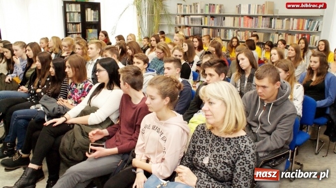 Zdjęcie w galerii na portalu naszraciborz.pl: Aktorka Monika Mrozowska spotkała się z uczniami w bibliotece  wiadomości z regionu
