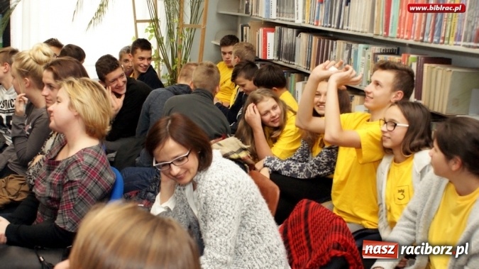 Zdjęcie w galerii na portalu naszraciborz.pl: Aktorka Monika Mrozowska spotkała się z uczniami w bibliotece  wiadomości z regionu