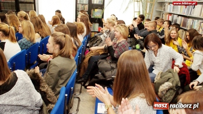Zdjęcie w galerii na portalu naszraciborz.pl: Aktorka Monika Mrozowska spotkała się z uczniami w bibliotece  wiadomości z regionu