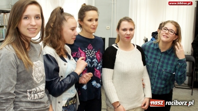 Zdjęcie w galerii na portalu naszraciborz.pl: Aktorka Monika Mrozowska spotkała się z uczniami w bibliotece  wiadomości z regionu