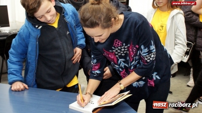 Zdjęcie w galerii na portalu naszraciborz.pl: Aktorka Monika Mrozowska spotkała się z uczniami w bibliotece  wiadomości z regionu