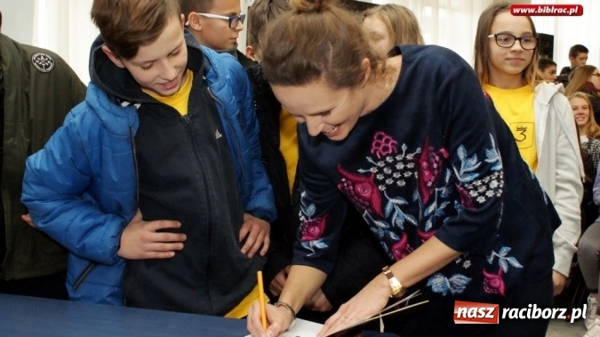 Zdjęcie w galerii na portalu naszraciborz.pl: Aktorka Monika Mrozowska spotkała się z uczniami w bibliotece  wiadomości z regionu