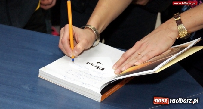 Zdjęcie w galerii na portalu naszraciborz.pl: Aktorka Monika Mrozowska spotkała się z uczniami w bibliotece  wiadomości z regionu