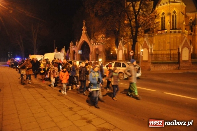 Zdjęcie w galerii na portalu naszraciborz.pl: Od świętego Jana do szkoły, czyli pochód św. Marcina na Ostrogu  wiadomości z regionu