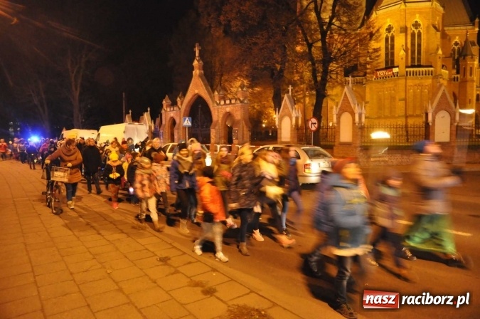 Zdjęcie w galerii na portalu naszraciborz.pl: Od świętego Jana do szkoły, czyli pochód św. Marcina na Ostrogu  wiadomości z regionu