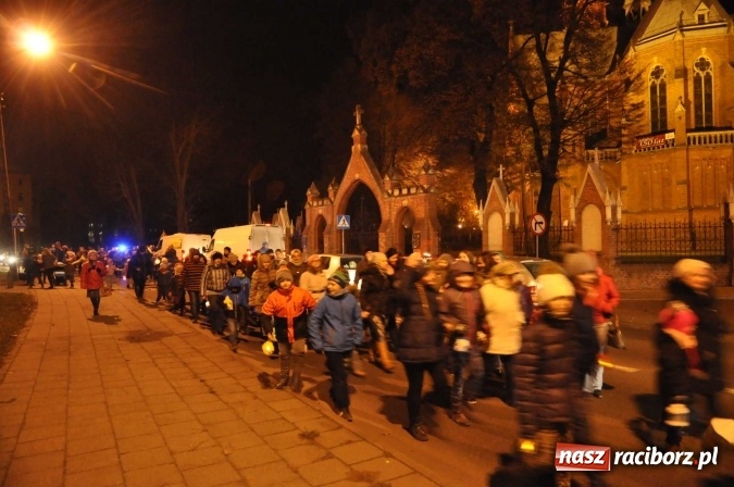 Zdjęcie w galerii na portalu naszraciborz.pl: Od świętego Jana do szkoły, czyli pochód św. Marcina na Ostrogu  wiadomości z regionu