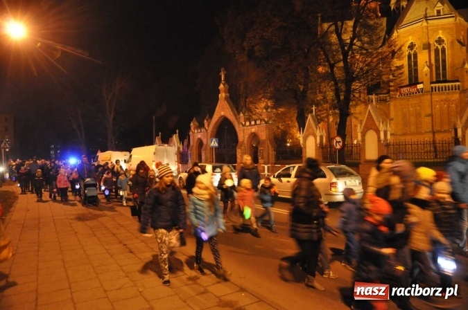 Zdjęcie w galerii na portalu naszraciborz.pl: Od świętego Jana do szkoły, czyli pochód św. Marcina na Ostrogu  wiadomości z regionu