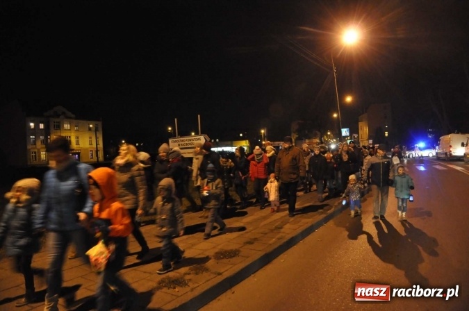 Zdjęcie w galerii na portalu naszraciborz.pl: Od świętego Jana do szkoły, czyli pochód św. Marcina na Ostrogu  wiadomości z regionu