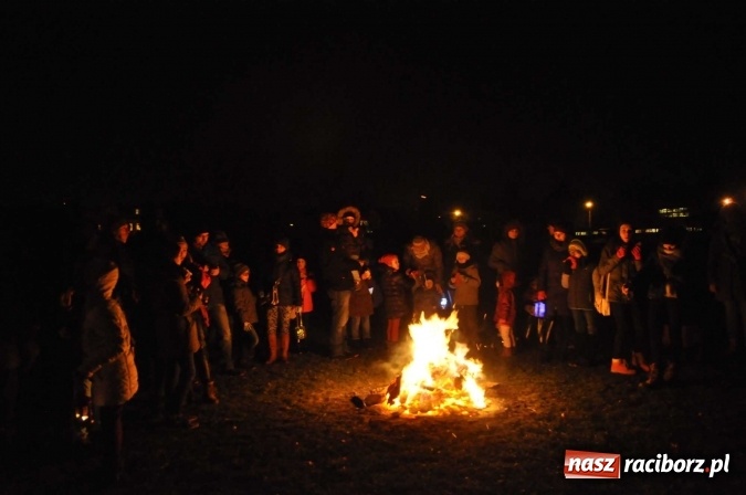 Zdjęcie w galerii na portalu naszraciborz.pl: Od świętego Jana do szkoły, czyli pochód św. Marcina na Ostrogu  wiadomości z regionu