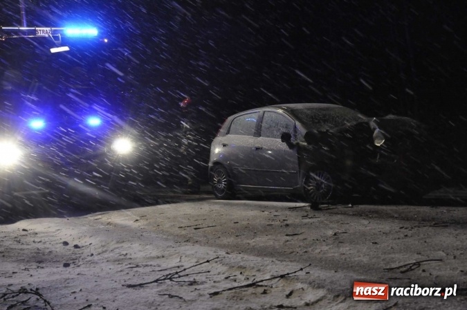 Zdjęcie w galerii na portalu naszraciborz.pl: Fatalne warunki na drogach. Na trasie Racibórz-Rybnik fiat uderzył w przydrożne drzewo wiadomości z regionu