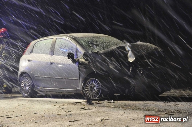 Zdjęcie w galerii na portalu naszraciborz.pl: Fatalne warunki na drogach. Na trasie Racibórz-Rybnik fiat uderzył w przydrożne drzewo wiadomości z regionu