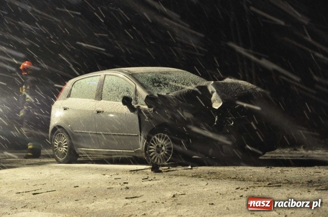 Zdjęcie w galerii na portalu naszraciborz.pl: Fatalne warunki na drogach. Na trasie Racibórz-Rybnik fiat uderzył w przydrożne drzewo wiadomości z regionu