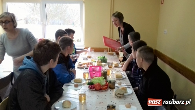Zdjęcie w galerii na portalu naszraciborz.pl: Europejski Dzień Zdrowego Jedzenia i Gotowania w Młodzieżowym Ośrodku Wychowawczym w Rudach  wiadomości z regionu
