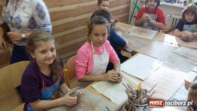 Zdjęcie w galerii na portalu naszraciborz.pl: Uczniowie Szkoły Podstawowej nr 13 na warsztatach ceramicznych w Ostrawie wiadomości z regionu