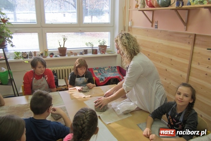 Zdjęcie w galerii na portalu naszraciborz.pl: Uczniowie Szkoły Podstawowej nr 13 na warsztatach ceramicznych w Ostrawie wiadomości z regionu