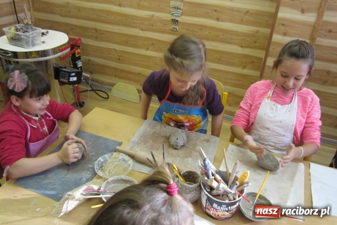 Zdjęcie w galerii na portalu naszraciborz.pl: Uczniowie Szkoły Podstawowej nr 13 na warsztatach ceramicznych w Ostrawie wiadomości z regionu