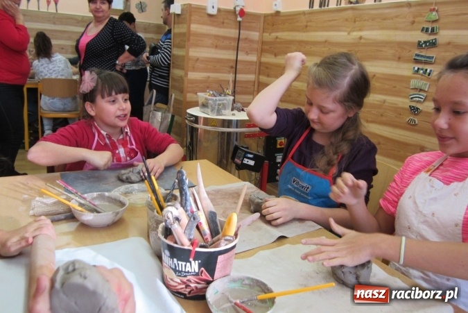 Zdjęcie w galerii na portalu naszraciborz.pl: Uczniowie Szkoły Podstawowej nr 13 na warsztatach ceramicznych w Ostrawie wiadomości z regionu