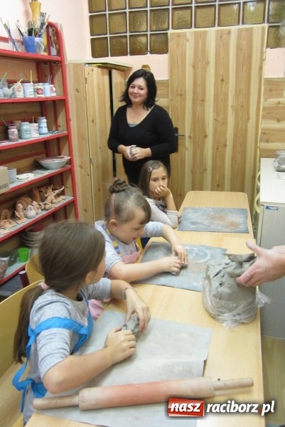 Zdjęcie w galerii na portalu naszraciborz.pl: Uczniowie Szkoły Podstawowej nr 13 na warsztatach ceramicznych w Ostrawie wiadomości z regionu