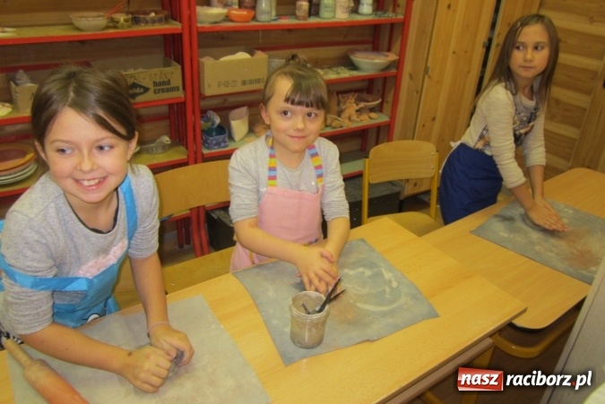 Zdjęcie w galerii na portalu naszraciborz.pl: Uczniowie Szkoły Podstawowej nr 13 na warsztatach ceramicznych w Ostrawie wiadomości z regionu