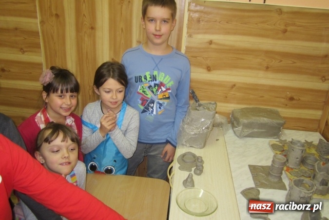Zdjęcie w galerii na portalu naszraciborz.pl: Uczniowie Szkoły Podstawowej nr 13 na warsztatach ceramicznych w Ostrawie wiadomości z regionu
