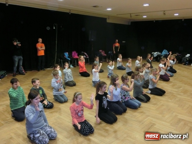 Zdjęcie w galerii na portalu naszraciborz.pl: Uczniowie SP 1 brali udział w warsztatach pantomimicznych wiadomości z regionu