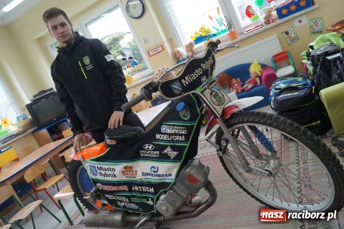 Zdjęcie w galerii na portalu naszraciborz.pl: Teraz każdy chce być żużlowcem! Wyjątkowi goście Przedszkola w Łęgu wiadomości z regionu