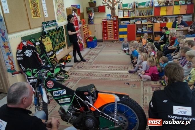 Zdjęcie w galerii na portalu naszraciborz.pl: Teraz każdy chce być żużlowcem! Wyjątkowi goście Przedszkola w Łęgu wiadomości z regionu