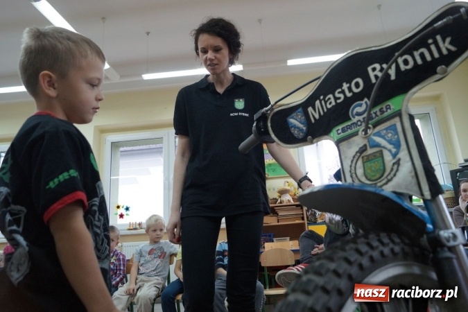 Zdjęcie w galerii na portalu naszraciborz.pl: Teraz każdy chce być żużlowcem! Wyjątkowi goście Przedszkola w Łęgu wiadomości z regionu