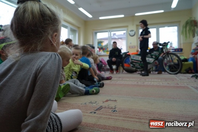 Zdjęcie w galerii na portalu naszraciborz.pl: Teraz każdy chce być żużlowcem! Wyjątkowi goście Przedszkola w Łęgu wiadomości z regionu