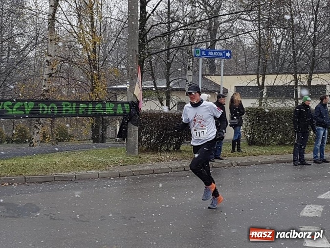 Zdjęcie w galerii na portalu naszraciborz.pl: Pracownicy EKO-OKIEN pobiegli z wąsem wiadomości z regionu
