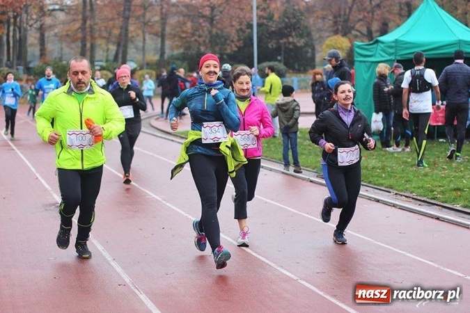Zdjęcie w galerii na portalu naszraciborz.pl: Pracownicy EKO-OKIEN pobiegli z wąsem wiadomości z regionu