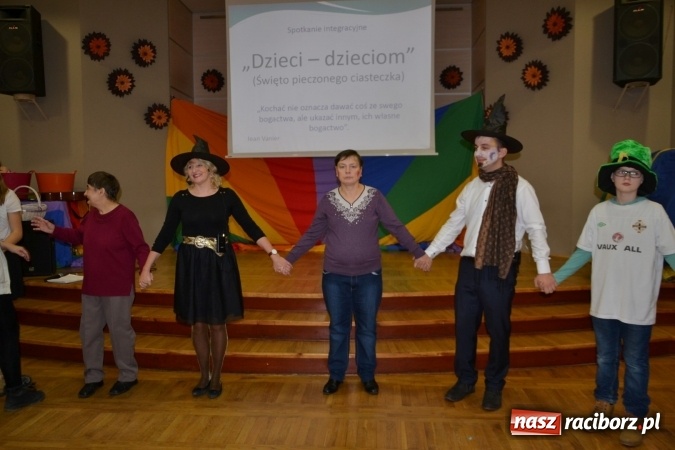 Zdjęcie w galerii na portalu naszraciborz.pl: Święto pieczonego ciasteczka – spotkanie integracyjne dzieci dzieciom wiadomości z regionu