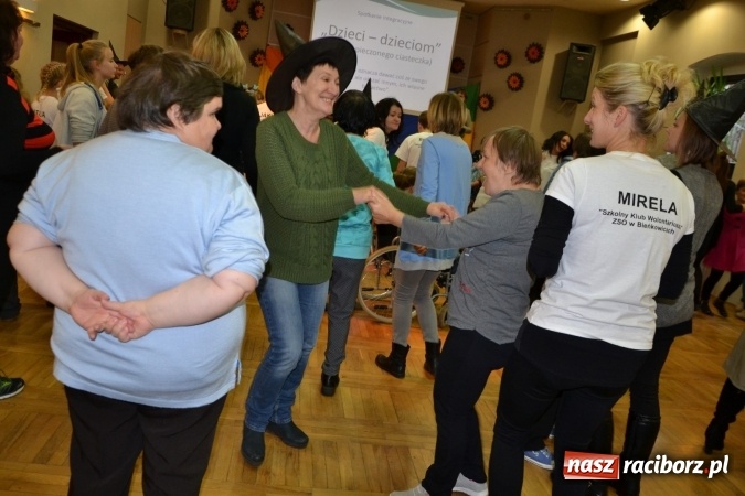 Zdjęcie w galerii na portalu naszraciborz.pl: Święto pieczonego ciasteczka – spotkanie integracyjne dzieci dzieciom wiadomości z regionu