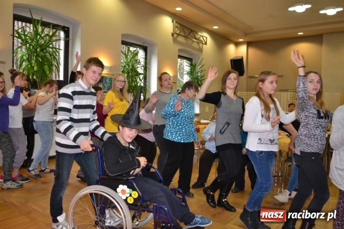 Zdjęcie w galerii na portalu naszraciborz.pl: Święto pieczonego ciasteczka – spotkanie integracyjne dzieci dzieciom wiadomości z regionu