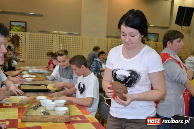 Zdjęcie w galerii na portalu naszraciborz.pl: Święto pieczonego ciasteczka – spotkanie integracyjne dzieci dzieciom wiadomości z regionu