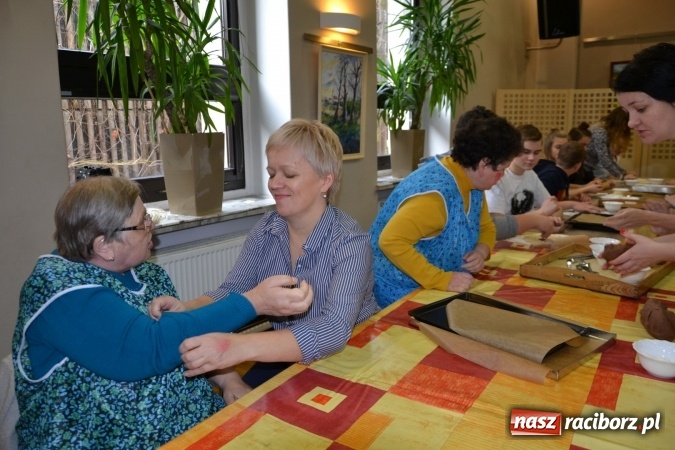 Zdjęcie w galerii na portalu naszraciborz.pl: Święto pieczonego ciasteczka – spotkanie integracyjne dzieci dzieciom wiadomości z regionu