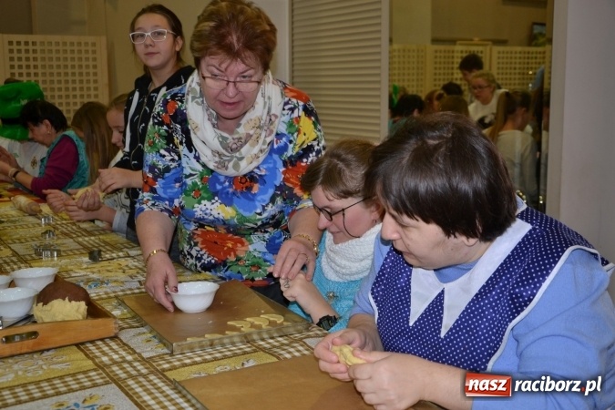 Zdjęcie w galerii na portalu naszraciborz.pl: Święto pieczonego ciasteczka – spotkanie integracyjne dzieci dzieciom wiadomości z regionu