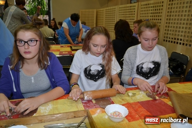 Zdjęcie w galerii na portalu naszraciborz.pl: Święto pieczonego ciasteczka – spotkanie integracyjne dzieci dzieciom wiadomości z regionu