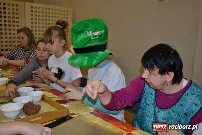 Zdjęcie w galerii na portalu naszraciborz.pl: Święto pieczonego ciasteczka – spotkanie integracyjne dzieci dzieciom wiadomości z regionu