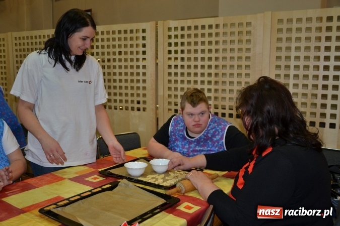 Zdjęcie w galerii na portalu naszraciborz.pl: Święto pieczonego ciasteczka – spotkanie integracyjne dzieci dzieciom wiadomości z regionu