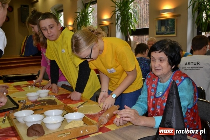 Zdjęcie w galerii na portalu naszraciborz.pl: Święto pieczonego ciasteczka – spotkanie integracyjne dzieci dzieciom wiadomości z regionu