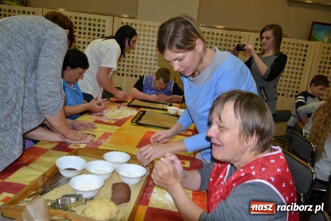 Zdjęcie w galerii na portalu naszraciborz.pl: Święto pieczonego ciasteczka – spotkanie integracyjne dzieci dzieciom wiadomości z regionu
