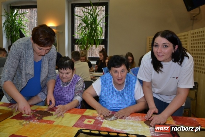 Zdjęcie w galerii na portalu naszraciborz.pl: Święto pieczonego ciasteczka – spotkanie integracyjne dzieci dzieciom wiadomości z regionu