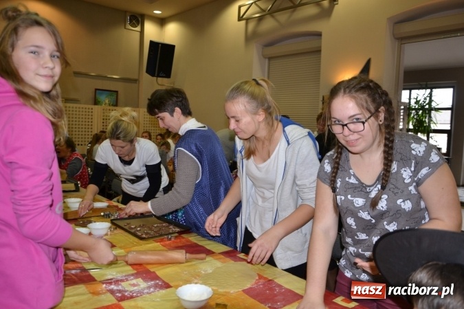 Zdjęcie w galerii na portalu naszraciborz.pl: Święto pieczonego ciasteczka – spotkanie integracyjne dzieci dzieciom wiadomości z regionu