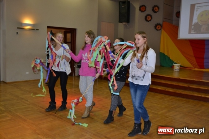 Zdjęcie w galerii na portalu naszraciborz.pl: Święto pieczonego ciasteczka – spotkanie integracyjne dzieci dzieciom wiadomości z regionu